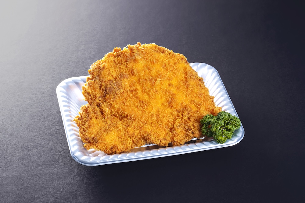 新登場　巨カツ(巨大なチキンカツ)